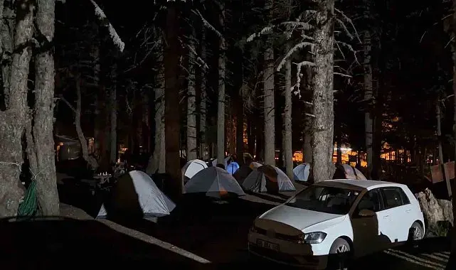 Sıcaktan bunalanlar Uludağ'a çadır kurdu