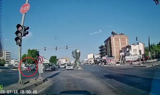 Otomobile çarpan motosiklet sürücüsünün kaskı fırladı, havada takla atıp yere savruldu