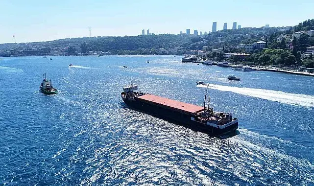 Karasu'da karaya oturan dev gemi İstanbul Boğazı'ndan geçti