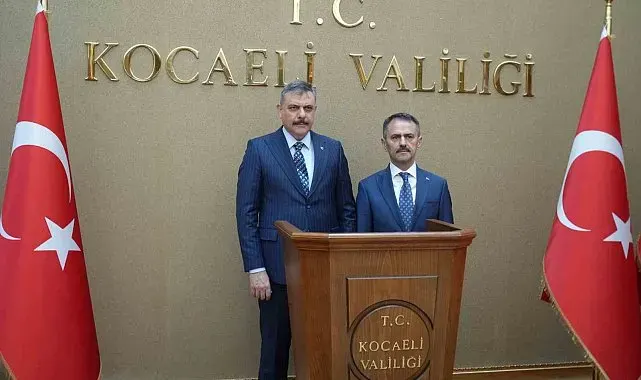 Bakan Çiftçi'den Kocaeli'de akvaryum ve kütüphane ziyareti