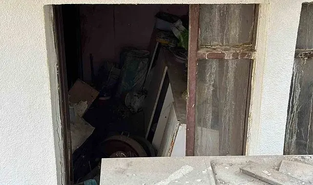 Ankara'da yaşlı çifte ait evden kamyon dolusu çöp çıkartıldı