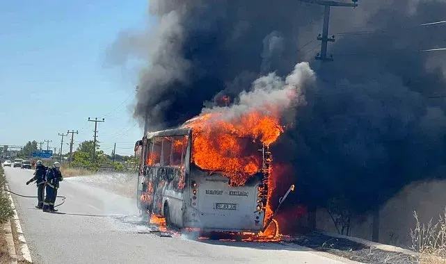 Antalya'da yolcu midibüsü alev alev yandı, sürücü yolcuları tahliye etti
