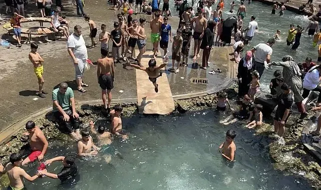 Kavurucu sıcaktan soluğu süs havuzunda aldılar