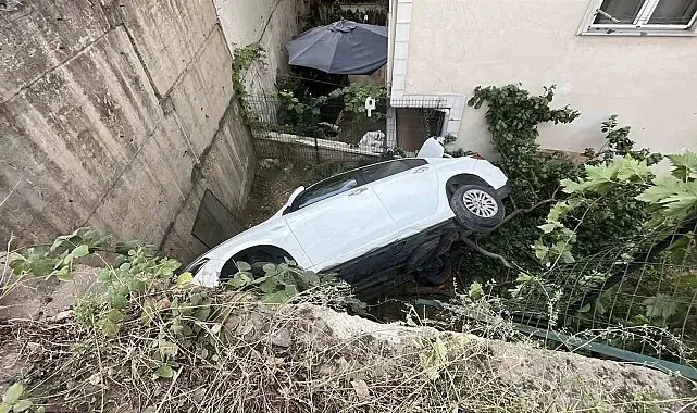 Kontrolden çıkan otomobil 5 metrelik yükseklikten uçtu: 2 kişinin burnu bile kanamadı, 1 yaralı