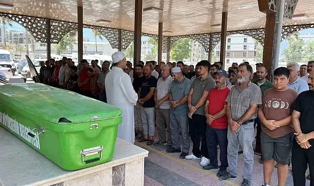 Yola kaçan topunu yakalamak isterken pikabın çarptığı Umut son yolculuğuna uğurlandı