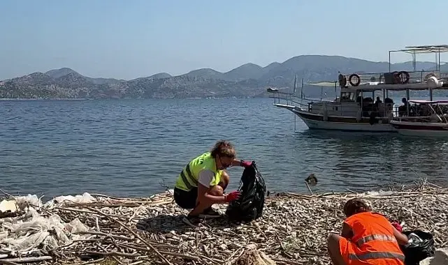 Marmaris kıyılarına vuran mikroplastikler çevrecileri harekete geçirdi