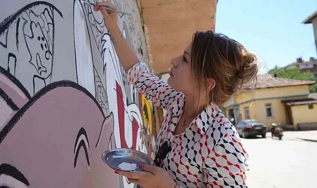 Babasının fabrikasının duvarlarında başladığı sanatı çocuklar için sokağa taşıdı