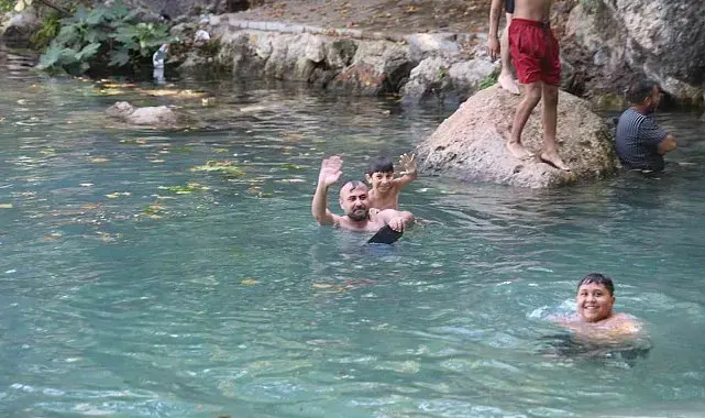 Kozan'da sıcaklar bunalttı, gençler doğal gölete akın etti