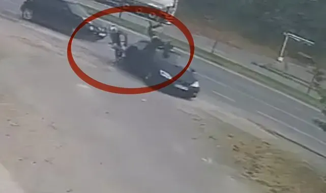 Motosikletin otomobile çarpma anı kamerada: 2 yaralı