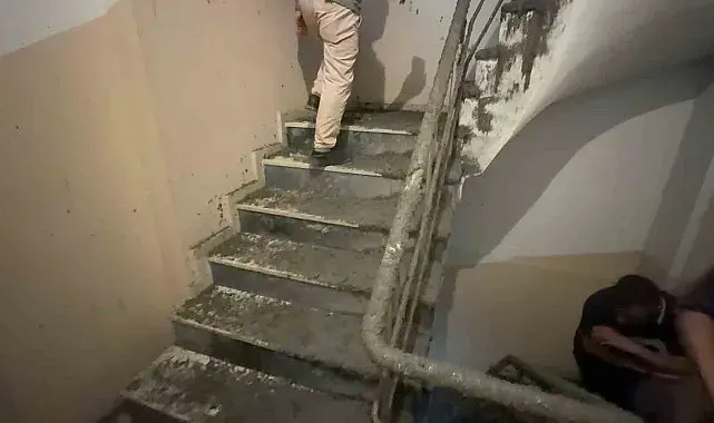 Arnavutköy'de inşaatta beton dökülürken 6 katlı binanın duvarı patladı: Yüzlerce kilo beton bina içerisine doldu