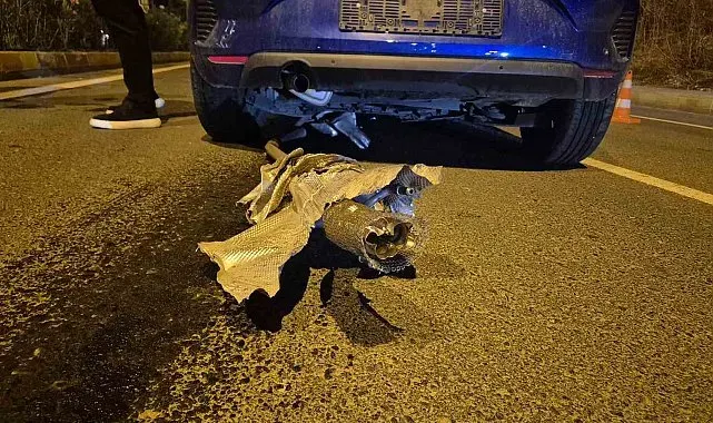 Faciadan dönüldü: Açık rögar kapağına çarpan otomobil metrelerce sürüklendi