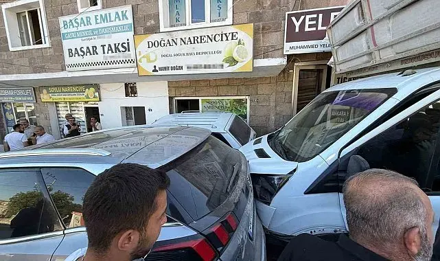 Freni boşalan kamyonet park halindeki araçlara çarptı