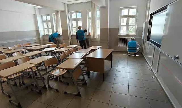 Eskişehir'de yükümlüler okulda boya, tadilat ve temizlik çalışması başlattı
