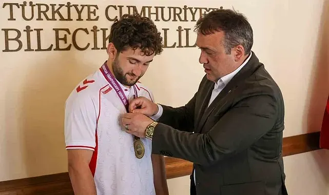 Avrupa şampiyonu güreşçiye Vali Sözer'den tebrik