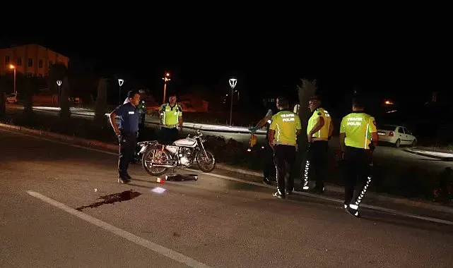 Otomobile çarpan motosikletin sürücüsü ağır yaralandı: Kaza kameraya yansıdı