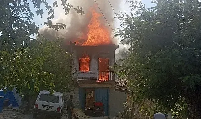 Bayındır'da iki katlı ev yanarak kül oldu