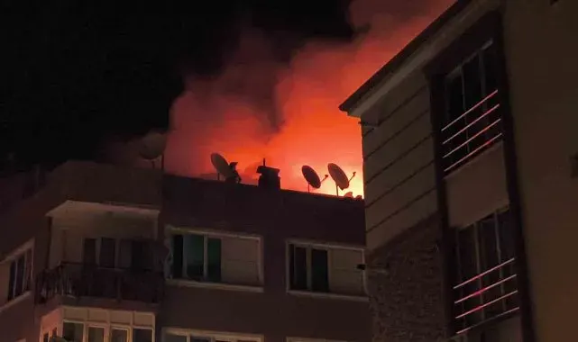 Denizli'de yanan çatıya hortumla çıkan vatandaş mahalleliye ecel terleri döktürdü