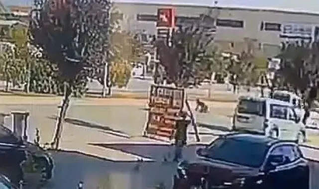 İnegöl'de motosiklet hafif ticari araca arkadan çarptı: O anlar kamerada