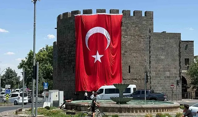 Diyarbakır surlarına dev Türk bayrağı asıldı