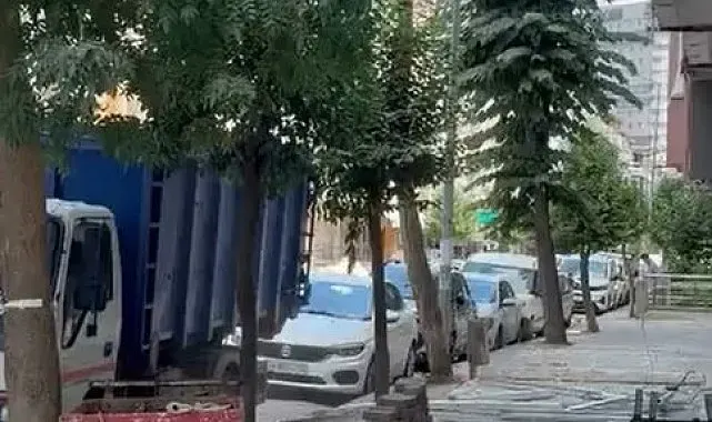 Avcılar'da binanın parçalarını söküp tedbirsiz sokağa attılar