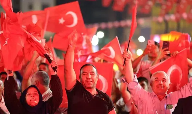 Şanlıurfa'da vatandaşlar meydanlara sığmadı