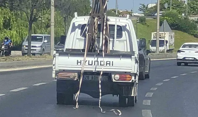 Kamyondan sarkan şeritler trafiği tehlikeye attı