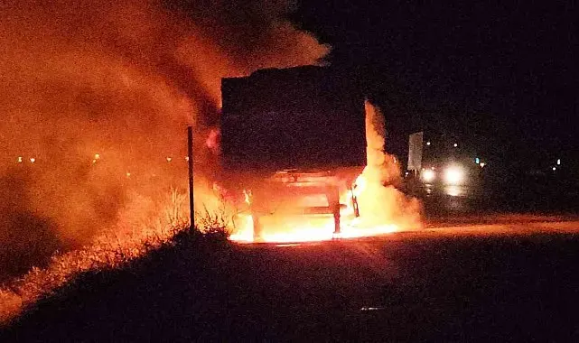 Adilcevaz'da seyir halindeki bulgur yüklü tırın dorsesi yandı