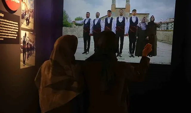 Filmlere konu olan Sivas halayının simülasyonu, turistlerin gözdesi haline geldi