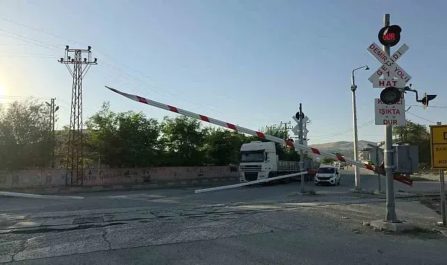 Van'da hemzemin geçitte sinyaller arızalanınca sürücüler zor anlar yaşadı