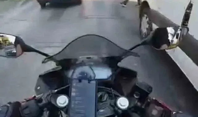 Kör noktada kalan yayaya motosiklet çarptı, o anlar kask kamerasında