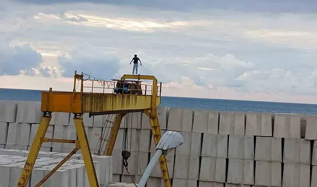 Gençlerin dev bloklar ve vincin üzerinde tehlikeli oyunu