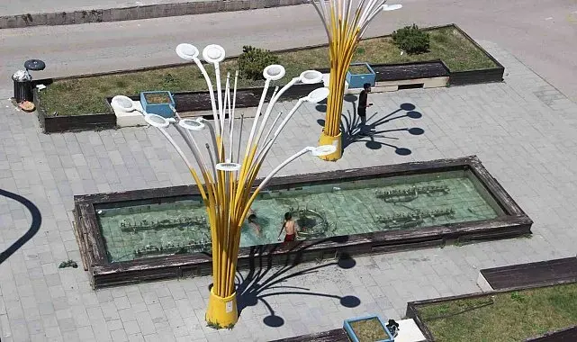 Erzurum'da çocuklar süs havuzunda serinledi
