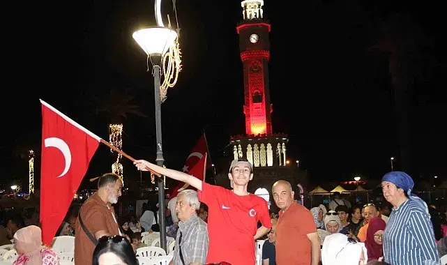 15 Temmuz Demokrasi ve Milli Birlik Günü'nde binlerce İzmirli tek yürek oldu