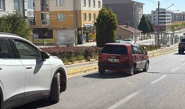 Ani manevra yapan sürücü yoluna devam etti, arkadaki araçlar kaza yaptı