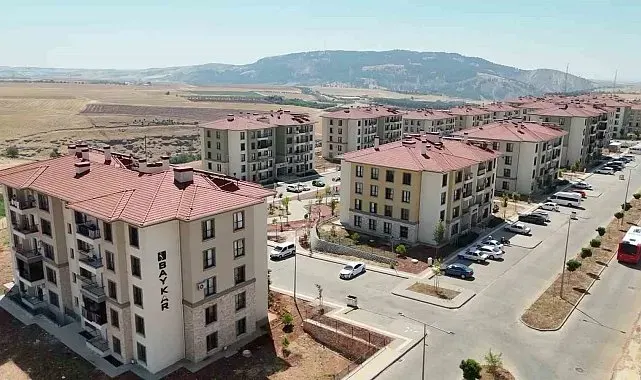 Depremzedelerden Baykar konutlarına tam not