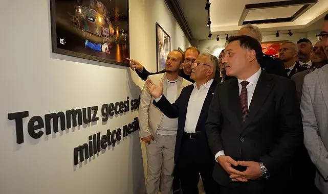 Başkan Büyükkılıç: "Bu millet esareti kabul etmez, bayrağını yere düşürmez"