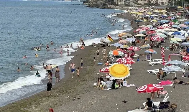 Sıcak havayı fırsat bilenler Akçakoca sahillerine akın etti