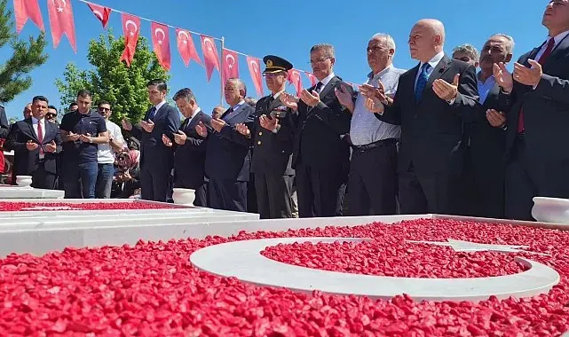 Erzurum protokolü şehitlikleri ziyaret etti