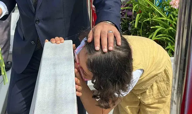 Şehitlikte duygusal anlar: Minik Elif hiç görmediği dayısının mezarını defalarca öptü