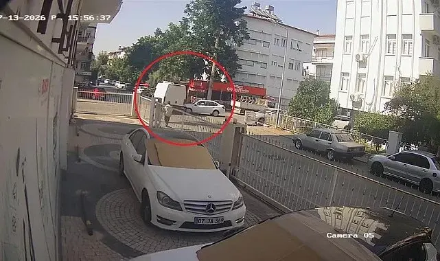 Kamyonet ile otomobil kavşakta çarpıştı, vatandaşlar 'sürekli kaza oluyor' diyerek önlem alınmasını istedi