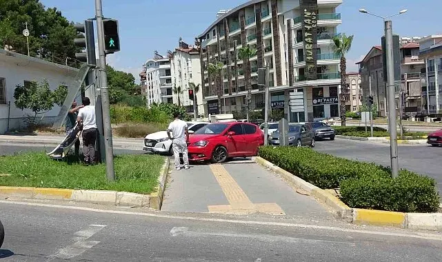 Otomobil yaya geçidine çıktı, 2 kişi yaralandı
