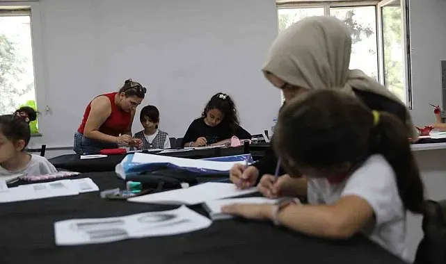 Anne ve çocukları karakalem tezhip çalışması yaptı