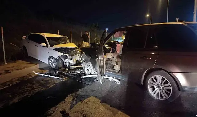 Sancaktepe'de ters yönden gelen otomobil, 2 araca çarptı: 2'si ağır 5 yaralı
