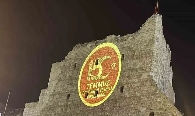 3 bin yıllık Birecik Kalesi'nde 15 Temmuz'a özel ışık gösterisi