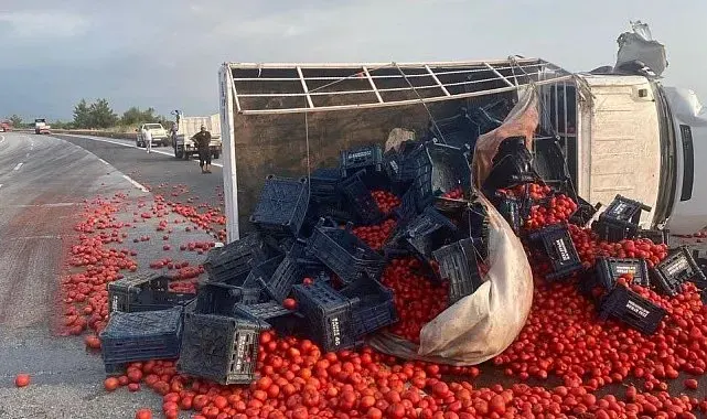 Erzin'de domates yüklü kamyonet takla attı: 2 yaralı