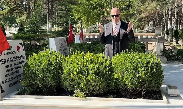 Dönemin Özel Kuvvetler Komutanı Aksakallı, Şehit Ömer Halisdemir'in kabrini ziyaret etti: "15 Temmuz, tarihi bir dönüm noktasıdır"