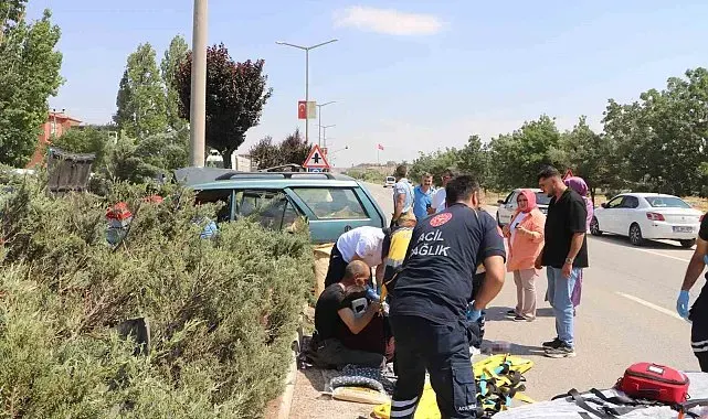 Sürücü, kazada yaralanan eşine sarılarak başında bekledi