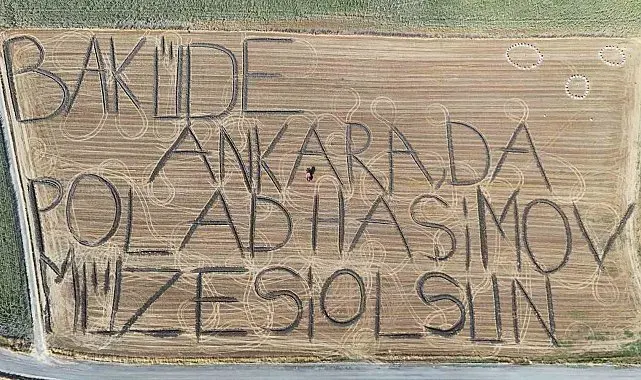 Traktörüyle tarlaya yazdı: "Bakü'de, Ankara'da Polad Haşimov Müzesi Olsun"