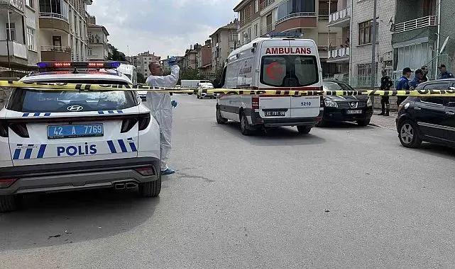 Üvey annesi ile kız kardeşinin boğazını keserek öldürdü