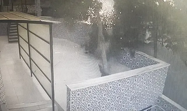 Tekirdağ'da tırın çarptığı elektrik direği cami avlusuna devrildi: O anlar kameraya yansıdı